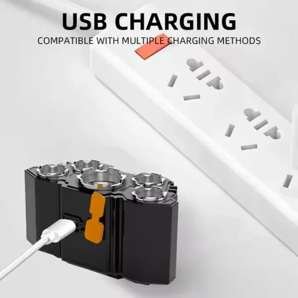 تظهر الصورة كشاف رأس LED أسود اللون يتم شحنه باستخدام كابل USB موصول بقابس كهربائي متعدد المنافذ. تؤكد الصورة على ميزة الشحن عبر USB، مما يوضح أن الكشاف متوافق مع طرق شحن متعددة.