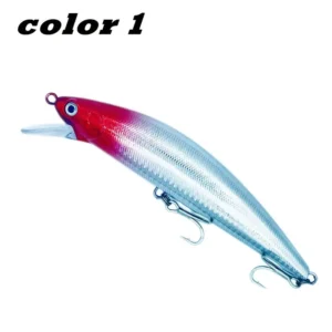 توضح الصورة طعم صيد اصطناعي من نوع "minnow" يتميز بلونين جذابين، وهما الفضي والأحمر، مع خطافين حادين، مما يجعله طُعمًا فعالًا لجذب الأسماك الكبيرة.