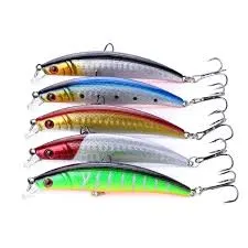 هذه صورة لمجموعة من طعوم صيد الأسماك الاصطناعية (minnow lures) ذات ألوان وأنماط مختلفة، مزودة بخطافات حادة.